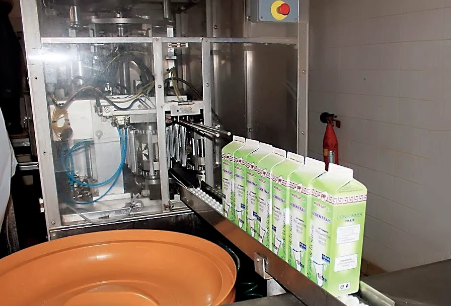 Conditionnement des briques de Leben Frais, photographie de la brochure Niger-Lait