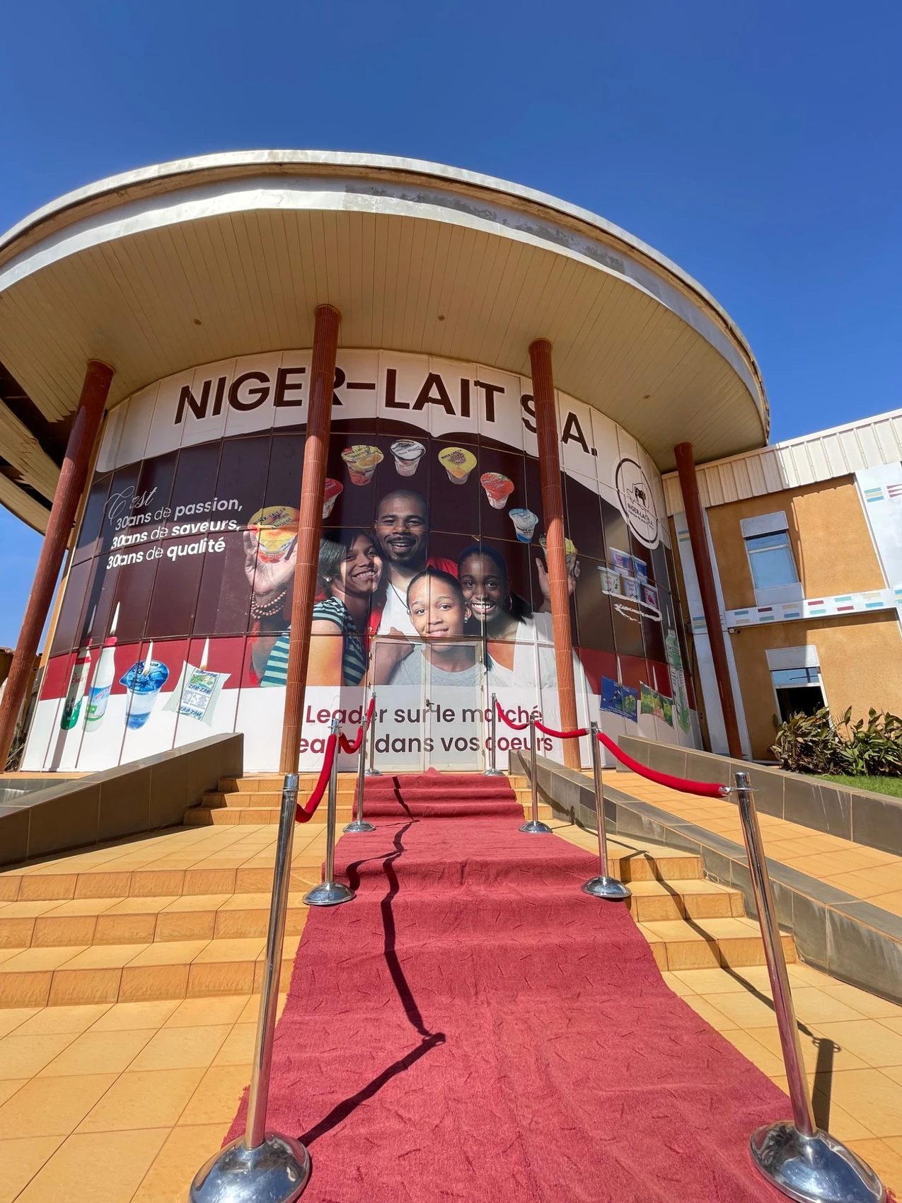 Photographie complète de la façade de Niger-Lait fournie par l’entreprise