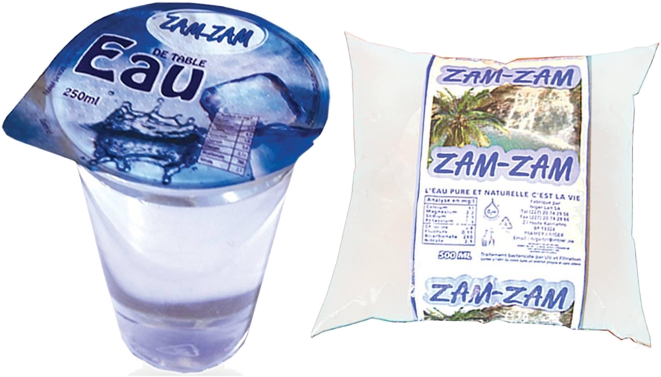 Zam Zam : gobelet d’eau et sachet d’eau, emballages bleus et blancs